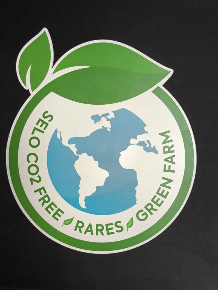 Adesivo do Selo CO₂ Free, do programa RARES Green Farm, com a imagem do planeta e uma folha verde